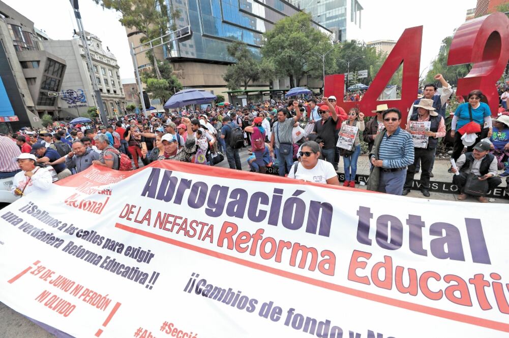 Líderes de la CNTE propusieron que en lugar de concursar las plazas, éstas se entreguen directamente a los egresados de las escuelas normales, pero que se refuercen esas instituciones para garantizar aptitudes (ARCHIVO EL UNIVERSAL)