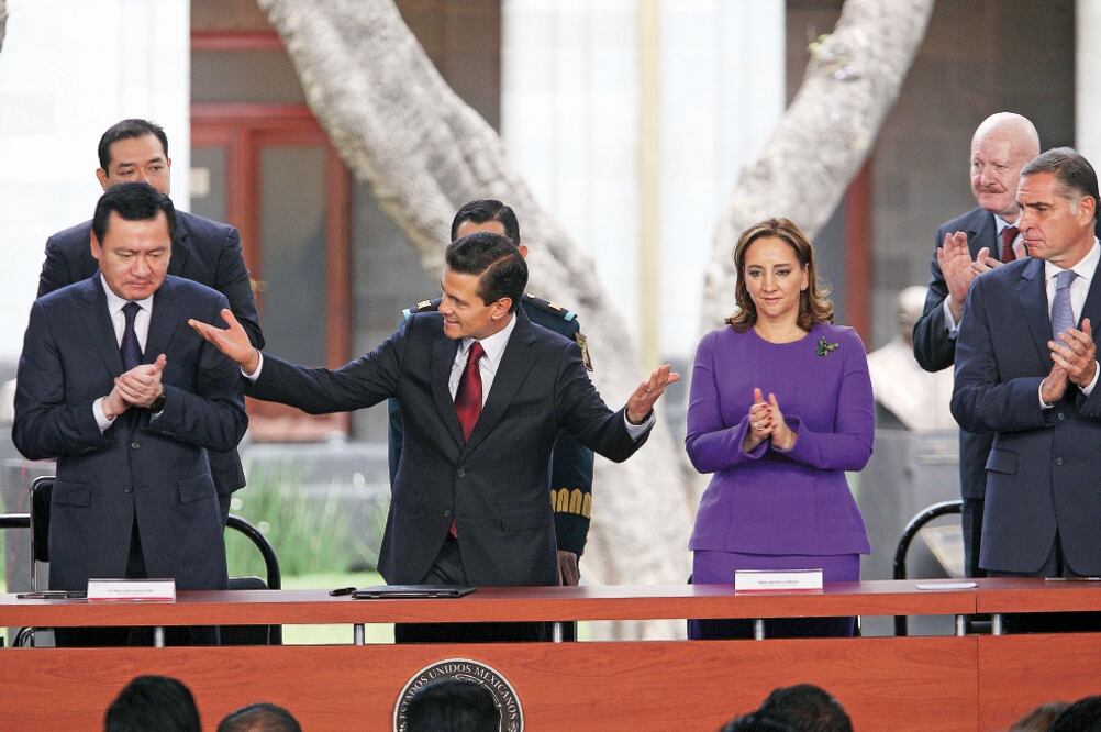 El presidente Enrique Peña Nieto firmó la iniciativa de ley para despenalizar el uso de la marihuana, acompañado del secretario de Gobernación, Miguel Ángel Osorio, y de la secretaria de Relaciones Exteriores, Claudia Ruiz (LUCÍA GODÍNEZ. EL UNIVERSAL)