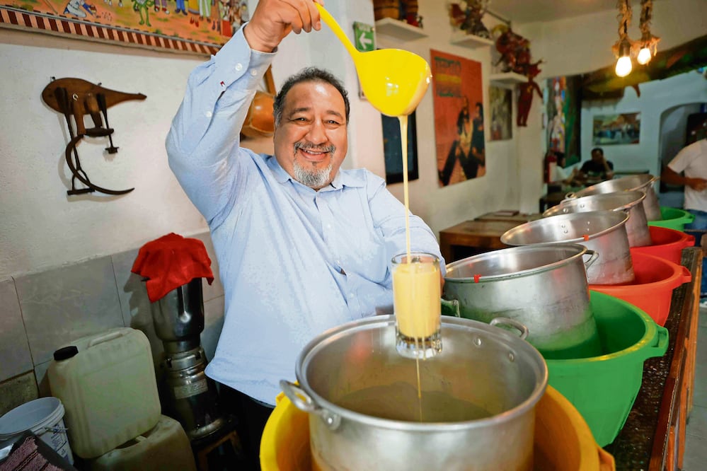 César Ponce, quien fue presidente de la Asociación Nacional de Pulquerías Tradicionales, destaca la importancia de que esta bebida sea reconocida como Patrimonio Cultural Inmaterial de la CDMX. Foto: Diego Simón Sánchez/ EL UNIVERSAL