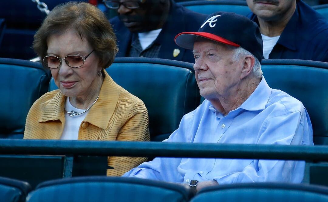 El expresidente estadounidense y su esposa Rosalynn miran antes del partido entre los Bravos de Atlanta y los Azulejos de Toronto en el Turner Field en Atlanta. Foto: AFP