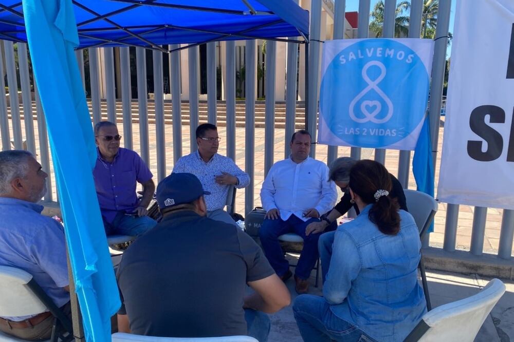 El clérigo de la iglesia de “Nuestra Señora del Carmen”, Miguel Angel Soto Gaxiola, se mantiene en huelga de hambre en el exterior de la sede del Palacio Legislativo Foto: Especial