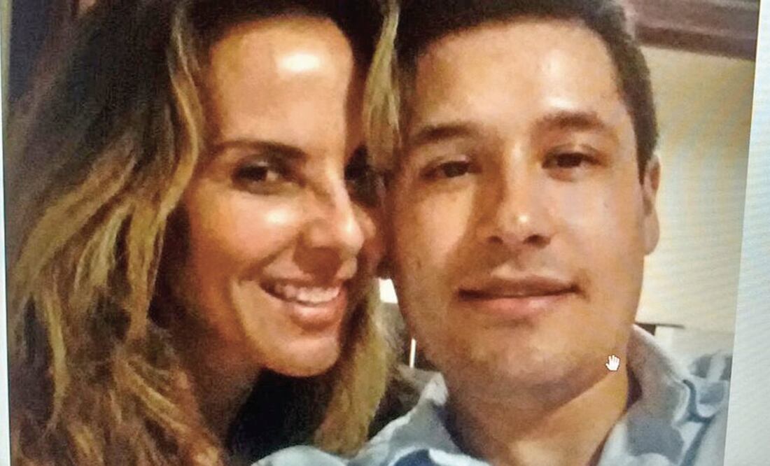 Una foto que al parecer fue sacada del celular de Alfredo Guzmán tras ser plagiado lo muestra junto a la actriz Kate del Castillo, en fecha desconocida (TOMADA DE TWITTER)