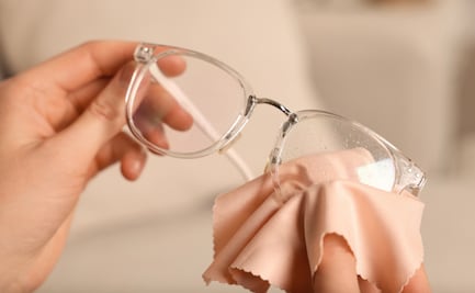 El truco definitivo para limpiar tus lentes sin dañarlos; evita tenerlos borrosos y con rayones