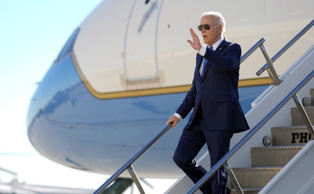 El presidente de Estados Unidos, Joe Biden, a su llegada al aeropuerto internacional John F. Kennedy, en Nueva York, el 7 de febrero de 2024. Foto: AP
