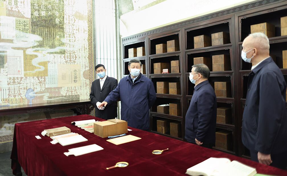 Foto: Xi Jinping visita un pabellón de exhibición de Archivos Nacionales de Publicaciones y Cultura de China, y se informa sobre la preservación de las publicaciones clásicas en su colección en Beijing, capital de China, el 1 de junio de 2023. (Xinhua/Ju Peng)