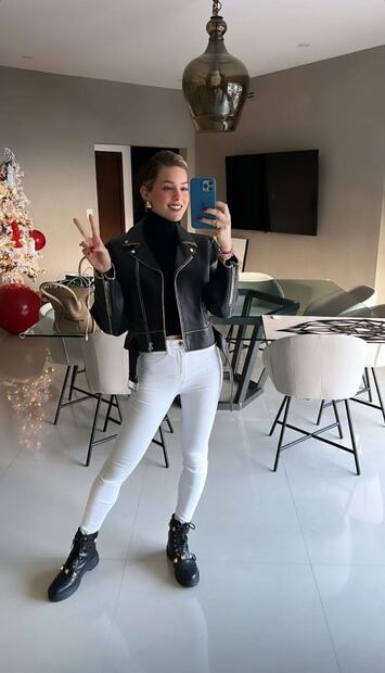 Mariana Rodríguez te enseña cómo lucir una cazadora de piel con botas 