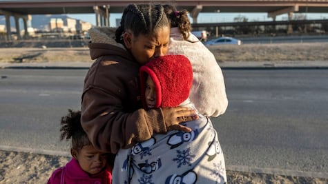 "La gente está desesperada": ciudad de El Paso "desbordada" de migrantes
