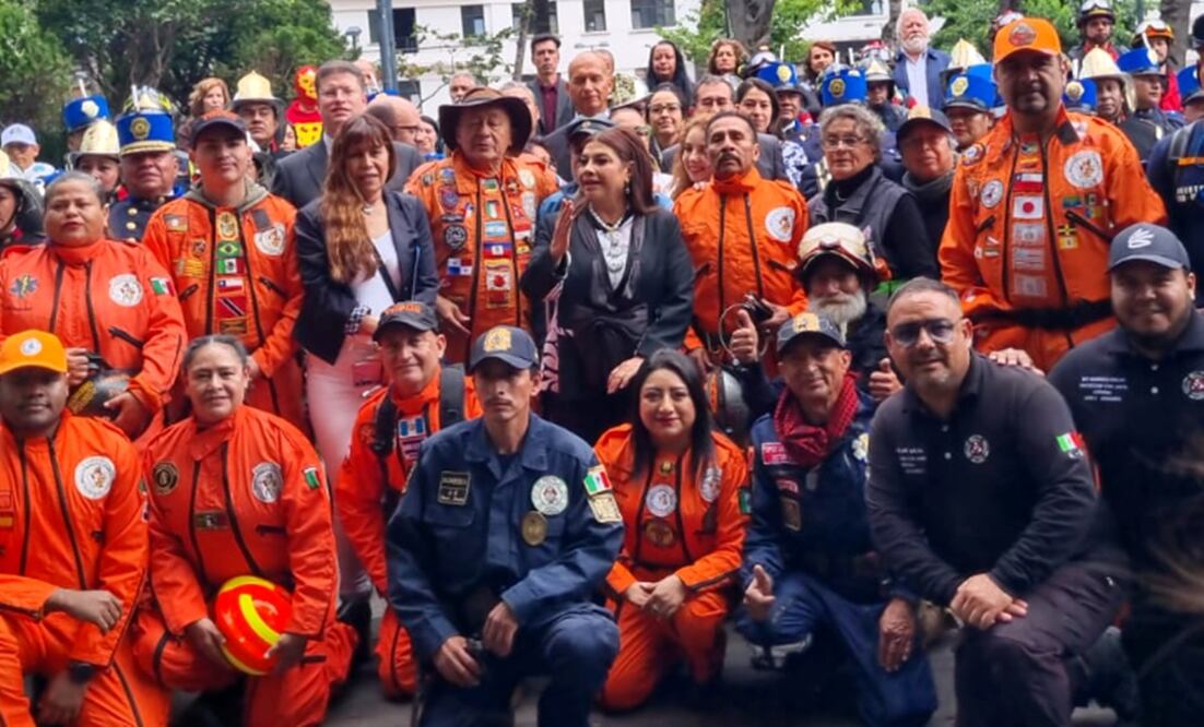 La jefa de Gobierno, Clara Brugada, encabezó una ceremonia cívica en la Plaza de la Solidaridad. Foto: especial