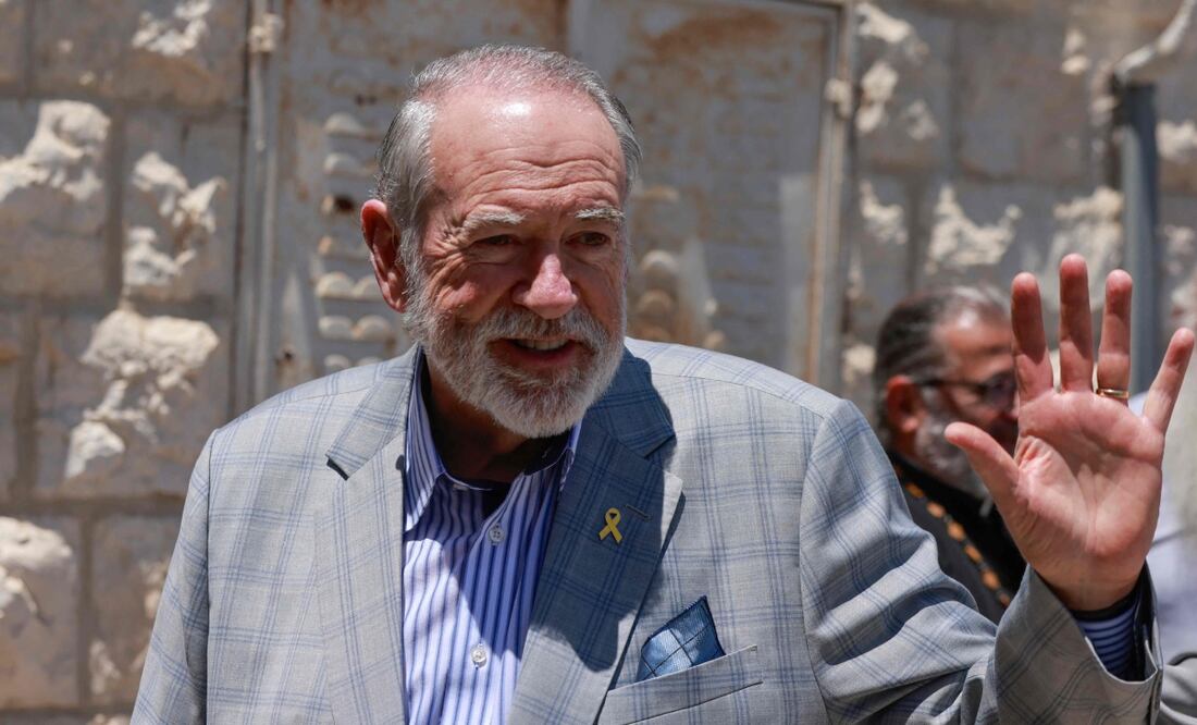 El embajador de Estados Unidos en Israel, Mike Huckabee, visita la aldea cristiana palestina de Taybeh, al noreste de Ramala. Foto: AFP