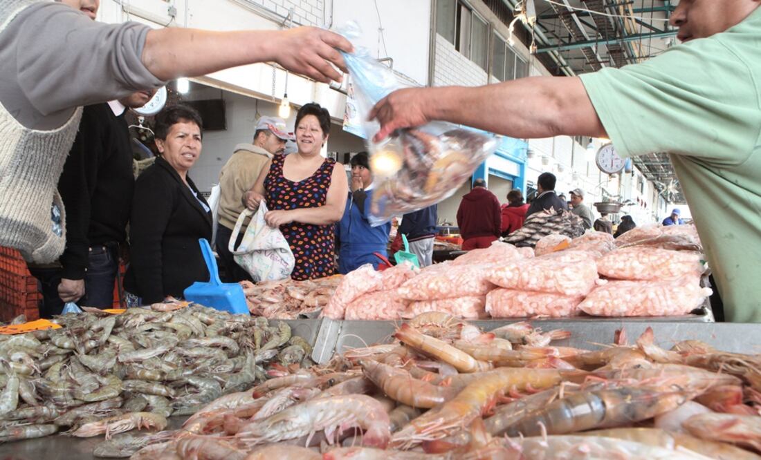 Uno de los puntos más importantes de venta durante Semana Santa es el mercado de la Nueva Viga. /Archivo - EL UNIVERSAL)