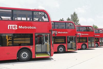 Metrobús “londinense” roba miradas en la CDMX
