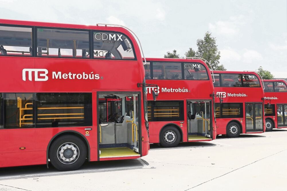 Los pasajeros tendrán que respetar las áreas destinadas para mujeres, personas con discapacidad y mantener libre la zona de la escalera de ascenso y descenso (ARIEL OJEDA. EL UNIVERSAL)