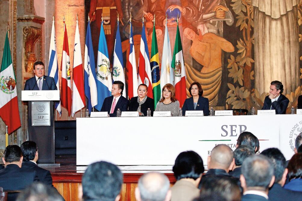 Ayer, en las instalaciones de la SEP, el representante de la SNTE, Juan Díaz de la Torre, le entregó al secretario de Educación Pública, Aurelio Nuño, los planteamientos de la organización sindical (ESPECIAL)