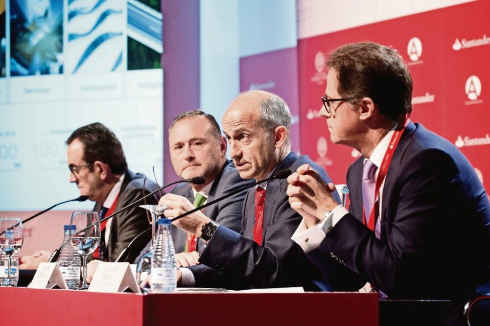 Luis Castilla, director ejecutivo de Acciona Infraestructuras; José Aljaro, de Abertis; Alejandro de la Joya, de Ferrovial, y José María Orihuela, de Sacyr (CORTESÍA SANTANDER)