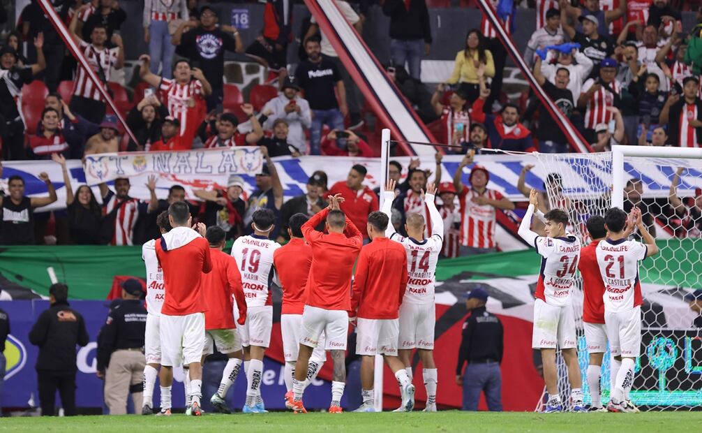 Chivas en festejo de gol, durante el partido amistoso ante Atlas, previo al Clausura 2025 - Foto: Imago7