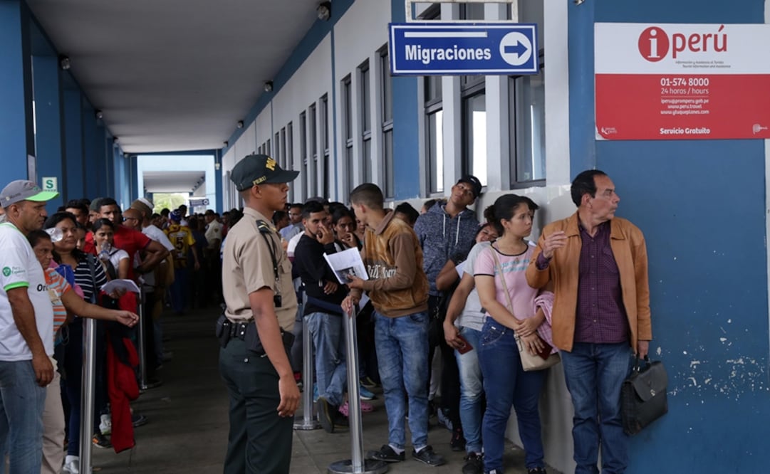Migraciones también aprobó, por única vez, la presentación de solicitudes de cambio de calidad migratoria a los venezolanos que tengan pasaportes vencidos. Foto: EFE