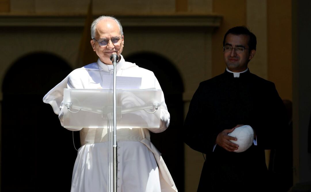 Una imagen proporcionada por los medios del Vaticano muestra al Papa León XIV dirigiendo el rezo del Ángelus en Castel Gandolfo, cerca de Roma, Italia, el 20 de julio de 2025. Foto: EFE