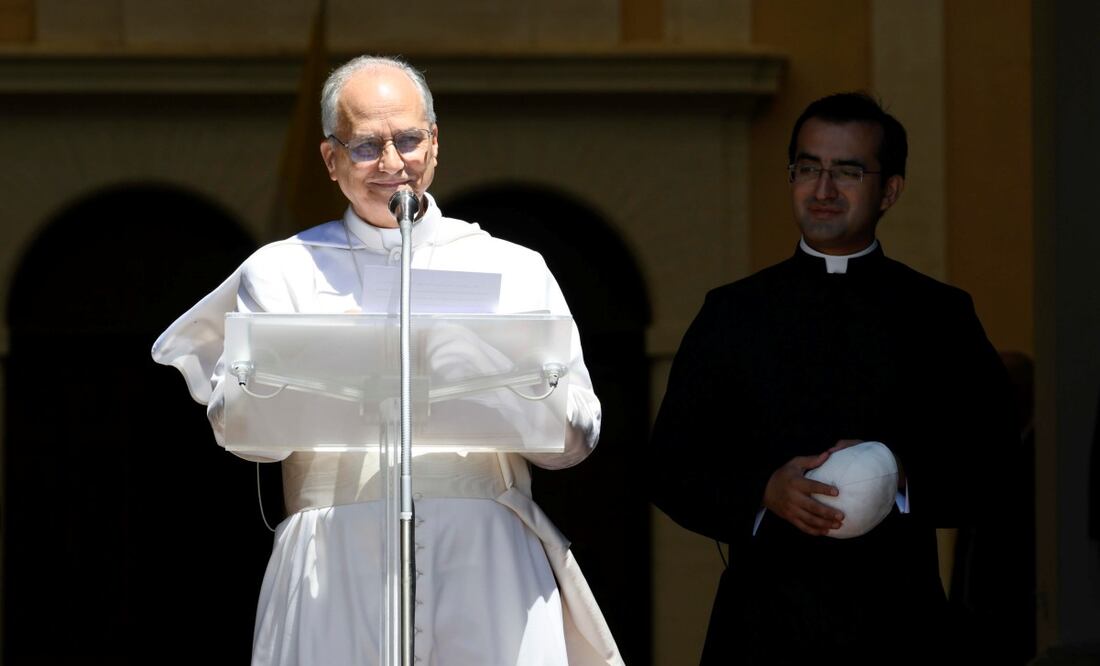 Una imagen proporcionada por los medios del Vaticano muestra al Papa León XIV dirigiendo el rezo del Ángelus en Castel Gandolfo, cerca de Roma, Italia, el 20 de julio de 2025. Foto: EFE