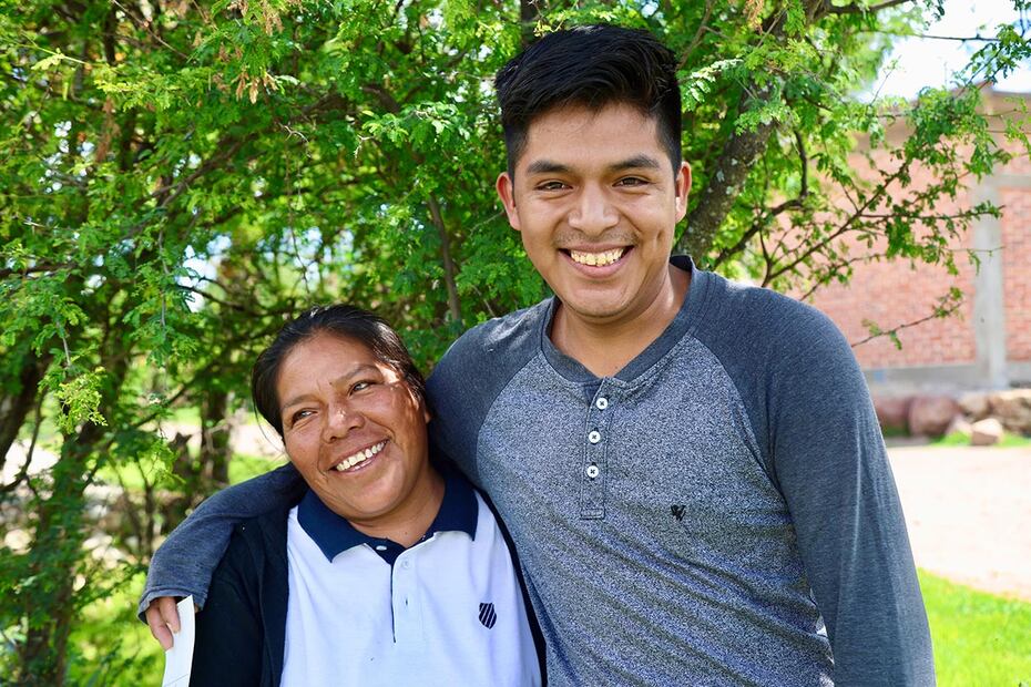 Lorena Vargas y su hijo Florencio han recibido información de organizaciones de la sociedad civil sobre la contaminación del agua. Ante la falta de reconocimiento de la problemática por parte de los gobiernos, son las asociaciones quienes informan a la ciudadanía y brindan alternativas para el consumo de agua.