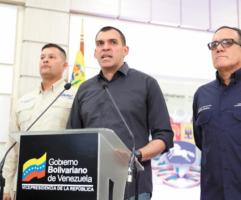 Declaraciones. El ministro de Transporte de Venezuela, Hipólito Abreu, adelantó las sanciones a la aerolínea. Foto: RAYNER PEÑA R. EFE