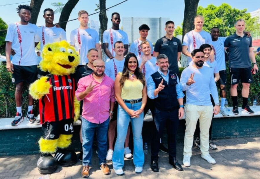 Niñas y niños futbolistas conviven con jugadores del Bayer Leverkusen en Miguel Hidalgo 