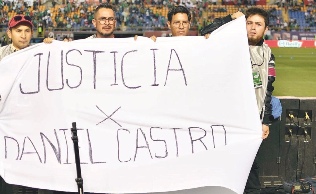 Manifestación. Un grupo de periodistas protestó por el homicidio del comunicador, en el partido de México contra Trinidad y Tobago. (ESPECIAL)