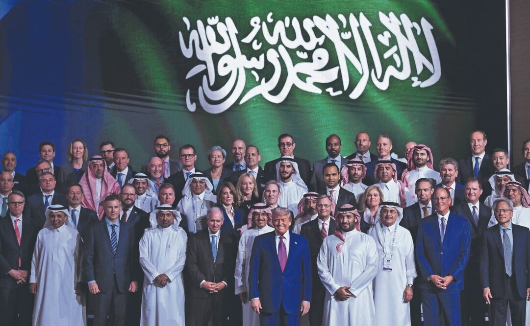 El presidente estadounidense Donald Trump (centro) y el príncipe heredero saudita Mohammed Bin Salman (centro-der.), ayer en el foro de inversión saudita-estadounidense en el Centro Internacional de Conferencias Rey Abdul Aziz en Riad. Foto: de BRENDAN SMIALOWSKI. AFP