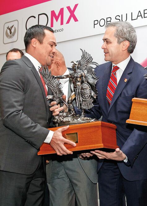 Juan Manuel Márquez entregó el reconocimiento a Mancera (ARIEL OJEDA. EL UNIVERSAL)