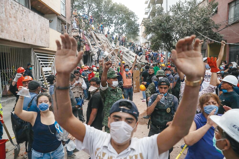 Tras el movimiento telúrico magnitud 7.1, miles de capitalinos salieron a las calles a brindar ayuda; unos 7 mil inmuebles tuvieron alguna afectación, desde el derrumbe total, hasta daños menores. (ARCHIVO EL UNIVERSAL)