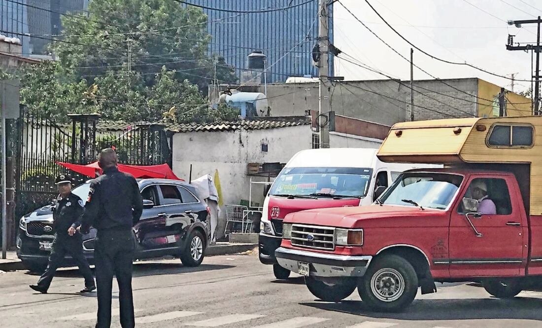 Agentes municipales detuvieron, desde el tercer carril de avenida Transmisiones Militares, a una camioneta que tenía placas foráneas para multarla, pese a que las penalizaciones están suspendidas en Naucalpan. (REBECA JIMÉNEZ. EL UNIVERSAL)