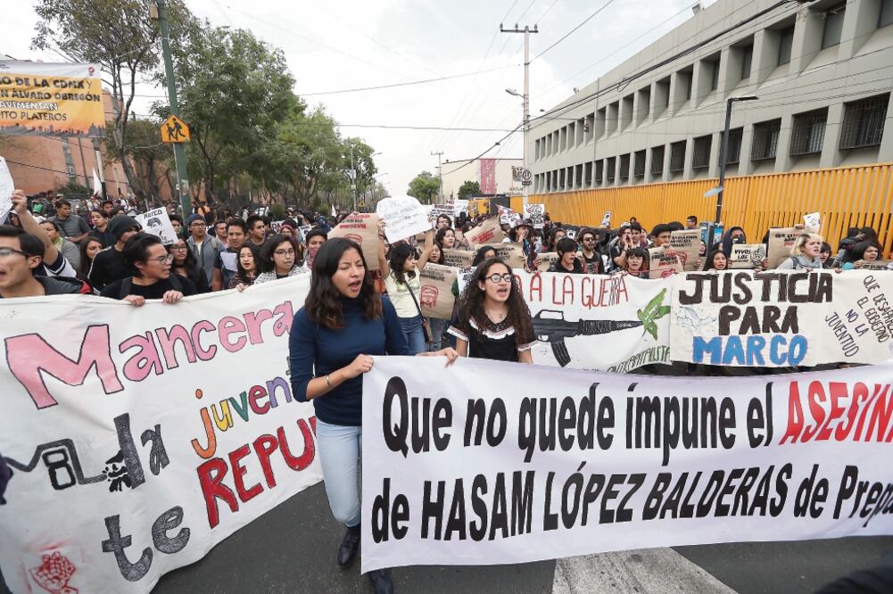 Estudiantes y padres de familia portaban mantas con las que exigían se esclarecieran los asesinatos y desapariciones de estudiantes desde 2004 (BERENICE FREGOSO. EL UNIVERSAL)