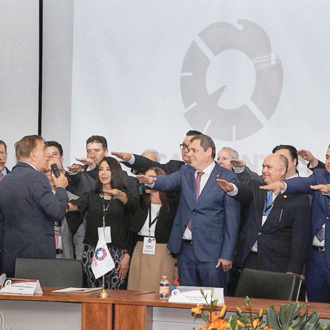 Enoch Castellanos (c), al tomar protesta como nuevo presidente de la Canacintra. ESPECIAL
