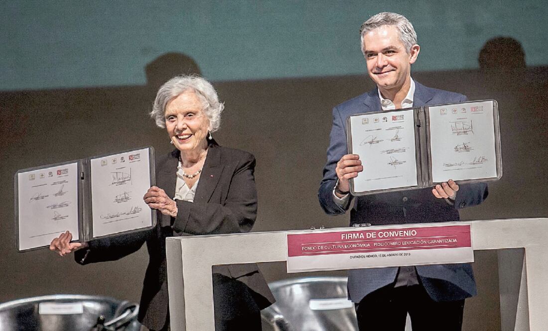 Elena Poniatowska asistió a la firma de convenio entre el GDF y el FCE. La escritora exhortó a los jóvenes a aprender por medio de la lectura (YADIN XOLALPA. EL UNIVERSAL)