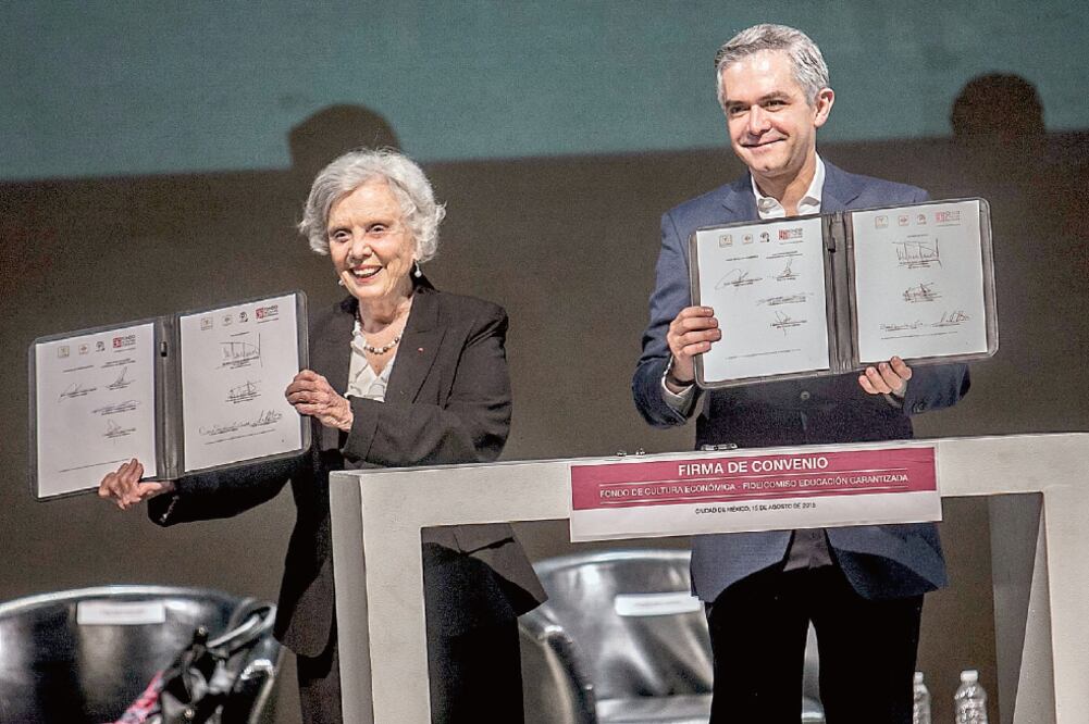 Elena Poniatowska asistió a la firma de convenio entre el GDF y el FCE. La escritora exhortó a los jóvenes a aprender por medio de la lectura (YADIN XOLALPA. EL UNIVERSAL)