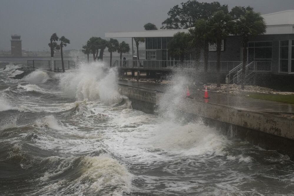 Las olas chocan a lo largo del muelle de St. Pete en San Petersburgo, Florida, mientras se espera que el huracán Milton toque tierra esta noche del 9 de octubre de 2024. FOTO: BRYAN R. SMITH. AFP