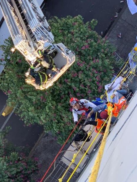 Rescatan a 3 trabajadores que quedaron suspendidos en andamio en la Roma