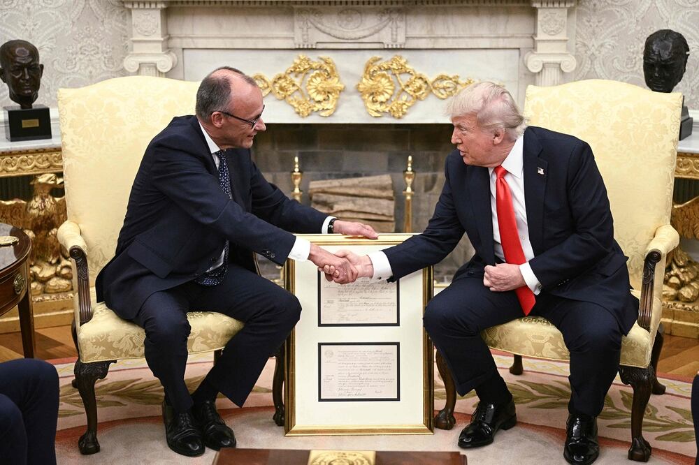 El presidente estadounidense Donald Trump y el canciller alemán Friedrich Merz (izquierda) se estrechan la mano durante una reunión bilateral en la Oficina Oval de la Casa Blanca en Washington. Foto: AFP