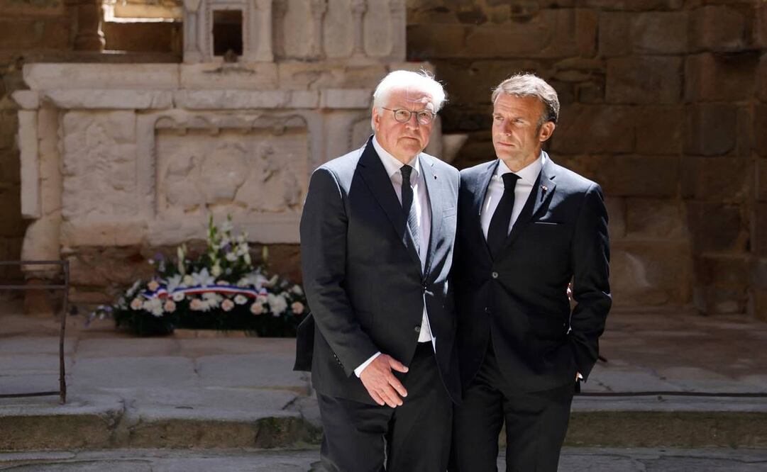 El presidente francés Emmanuel Macron junto al presidente alemán Frank-Walter Steinmeier durante el 80º aniversario de la masacre de 643 personas perpetrada por las fuerzas nazis alemanas. Foto:AFP