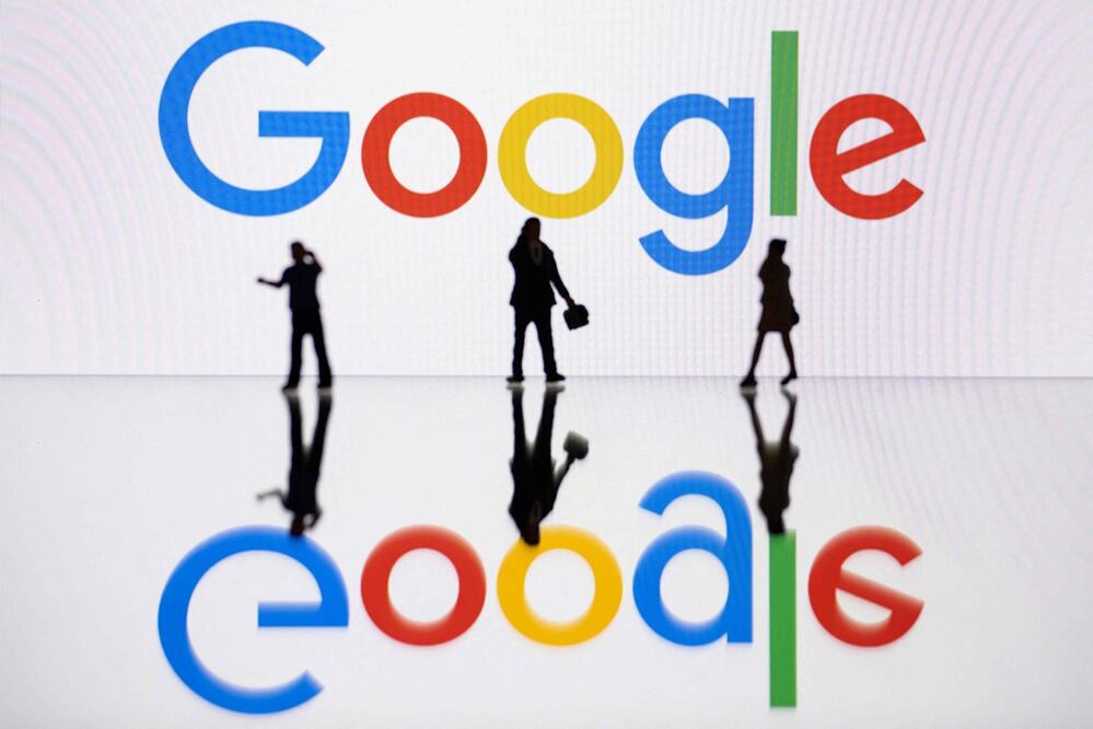 Fotografía ilustrativa tomada el 30 de octubre de 2023 en Mulhouse, este de Francia, que muestra figuras junto a una pantalla que muestra el logotipo de Google. Foto: AFP
