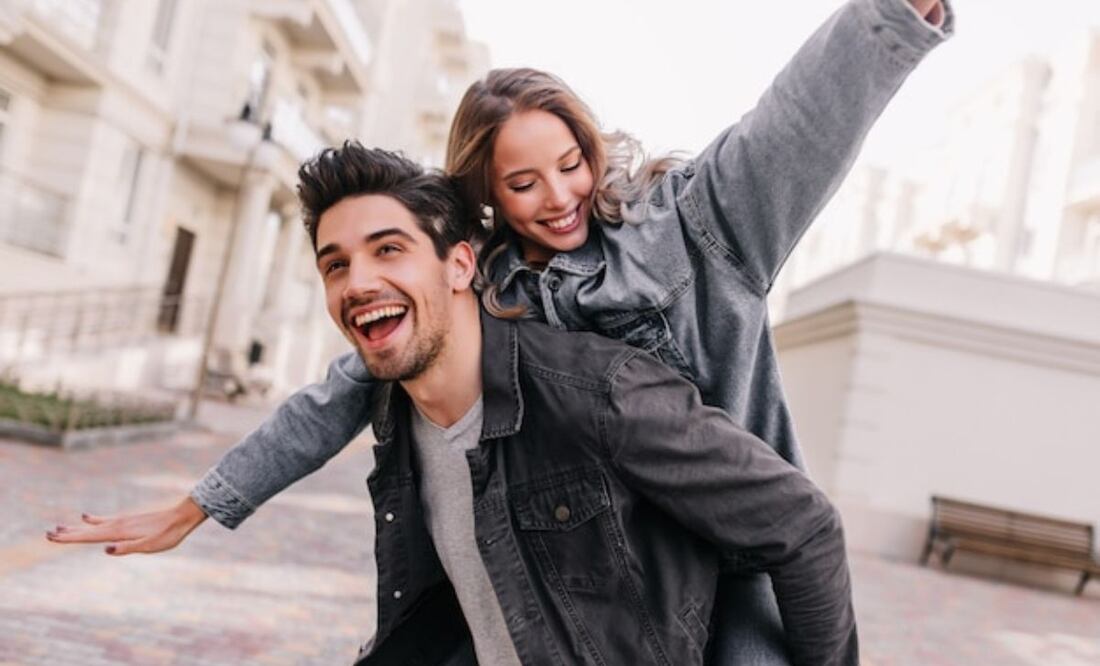 Comprender las fases del amor es esencial para navegar con éxito una relación de pareja. Fuente: Freepik.