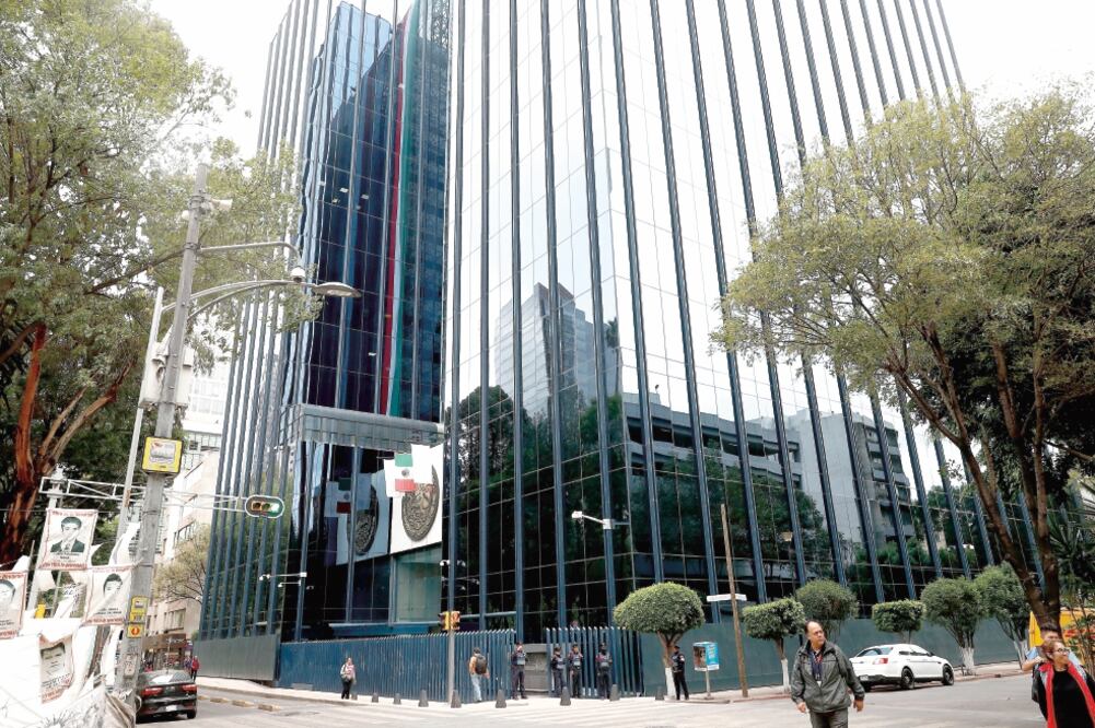 La Procuraduría busca un inmueble en el sur de la Ciudad de México para reubicar a los 3 mil trabajadores que fueron desalojados de su edificio “inteligente” de Paseo de la Reforma 211 (YADÍN XOLALPA. EL UNIVERSAL)