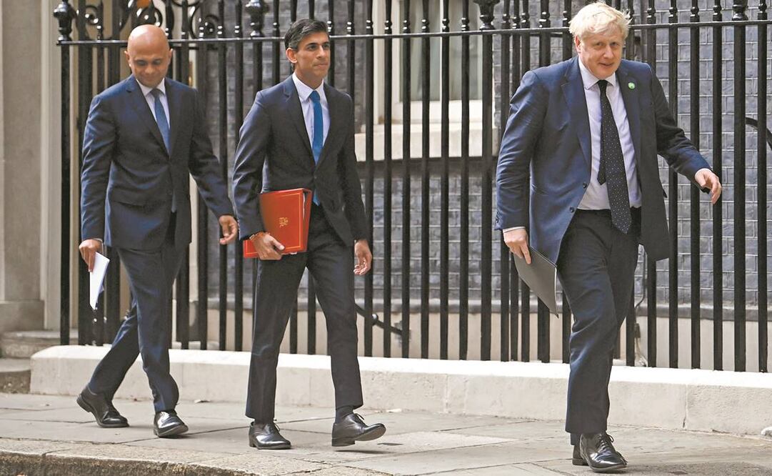 Sajid Javid, exministro de Sanidad; Rishi Sunak, exministro de Finanzas, y el premier Boris Johnson, el 7 de mayo en Londres. Foto: Archivo/ AP.