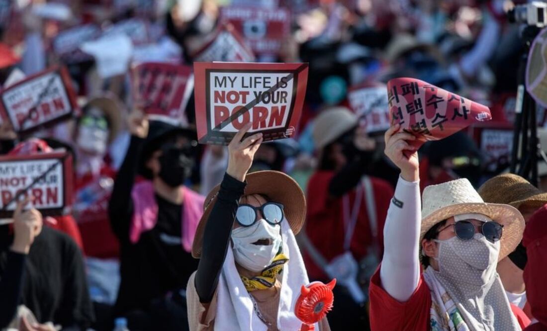 Bajo el lema "Mi vida no es tu porno", numerosas mujeres salieron a las calles de Corea del Sur para protestar contra la "epidemia" de las cámaras ocultas. Foto: Getty Images