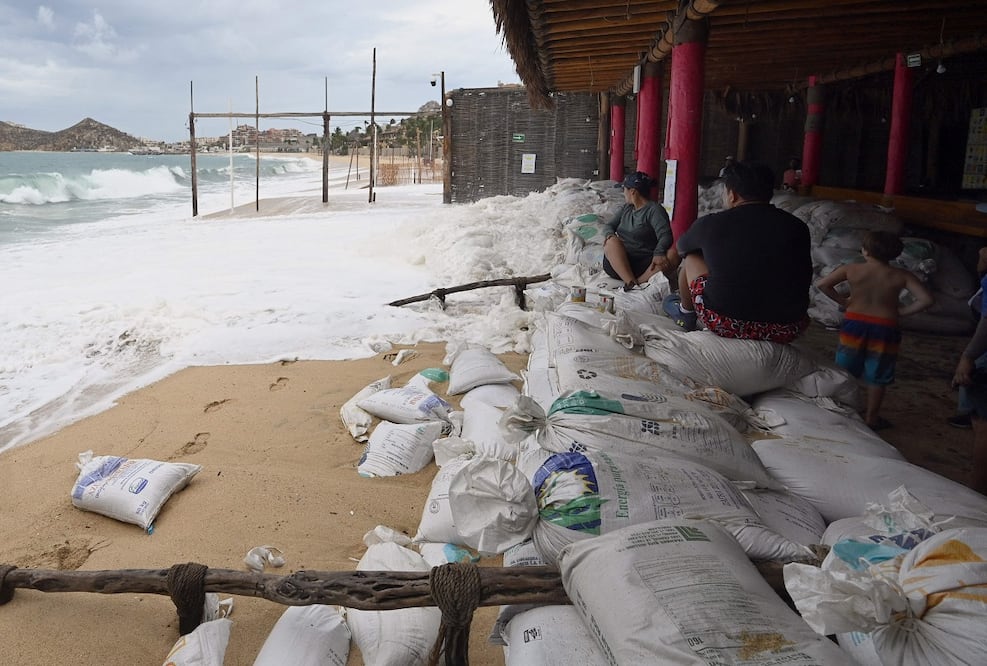 La gente observa el mar antes de la llegada del huracán Hilary al centro turístico de Los Cabos en el estado de Baja California. Foto: AFP