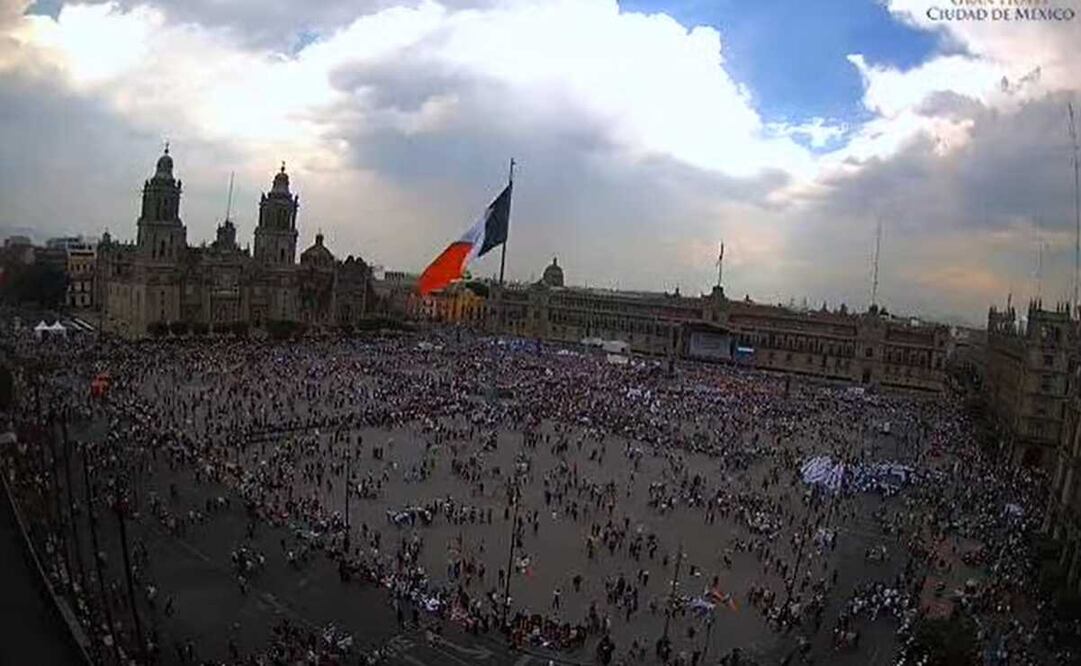 En vivo, la llegada de personas a la Plaza de la Constitución. Foto: captura de pantalla webcamsdemexico