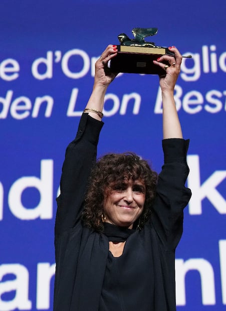 La directora May el-Toukhy celebra tras recibir el León de Oro a la mejor película por "Woman Unknown" durante la ceremonia de clausura de la 83.ª edición del Festival de Cine de Venecia.
Foto de Scott A Garfitt/Invision/AP.