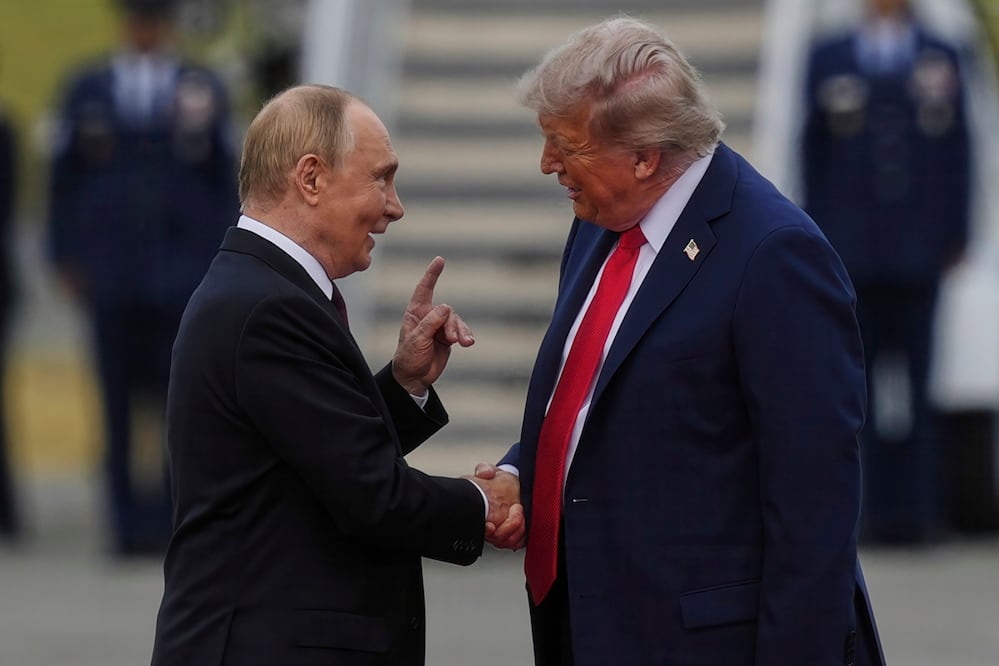 El presidente Donald Trump saluda al mandatario ruso Vladimir Putin. Foto: AP