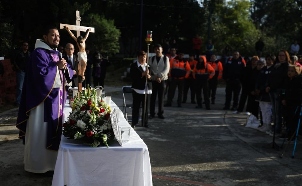 Misa solemne en el reloj del sol en Tlatelolco, alcaldia Cuauhtémoc, recordando a los fallecidos por el sismo de 1985. El grupo de rescate Topos azteca fue el encargado de la organización. Foto: Carlos Mejía / EL UNIVERSAL