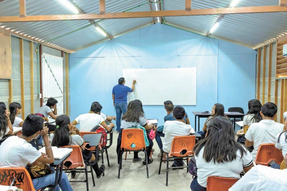 En la preparatoria 4 se instalaron 10 salones provisionales, debido a que fue uno de los planteles más dañados. Foto: CLAUDIA MENDOZA. EL UNIVERSAL