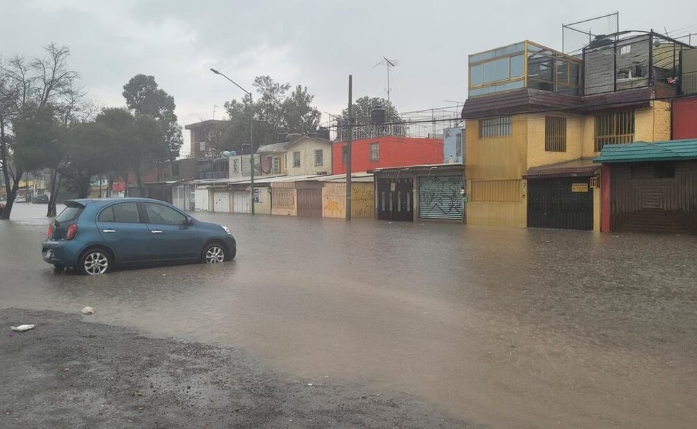 El agua rebasa el nivel de banqueta, movilizando al personal de Operagua y Protección Civil para atender la contingencia. Foto: Especial